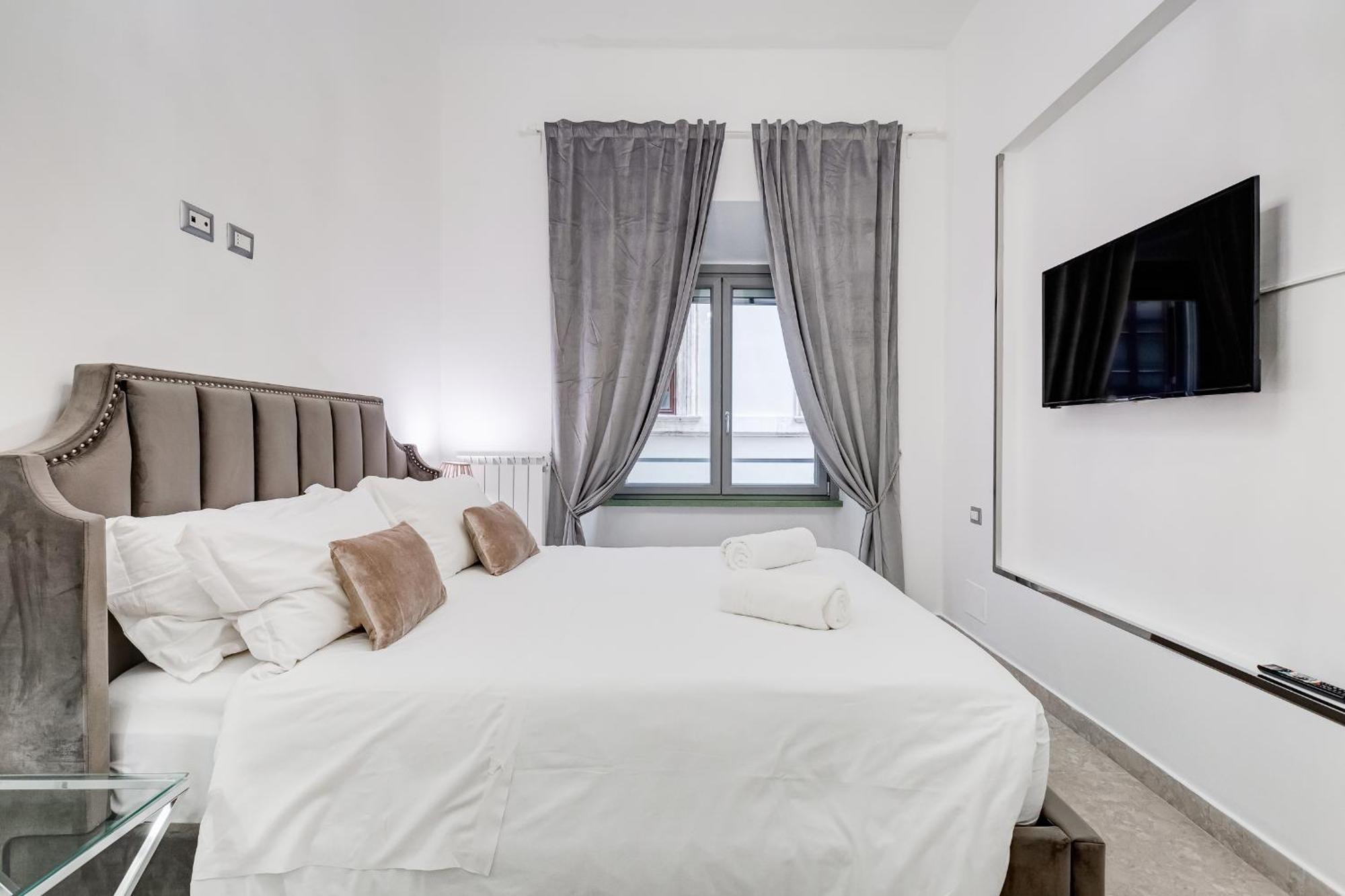 Crystal Trevi Fountain - Romedreamhome — Photos 3